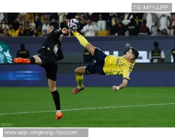 霍伊伦在弧顶位置转身抽射被门将精彩扑救，射门角度极佳但未能破门